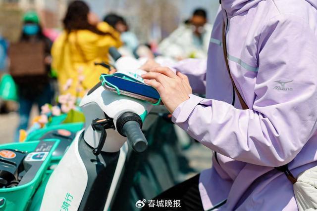 “手机支架”再升级提升昆明用户骑游体验j9九游会真人第一品牌滴滴青桔电单车(图2)