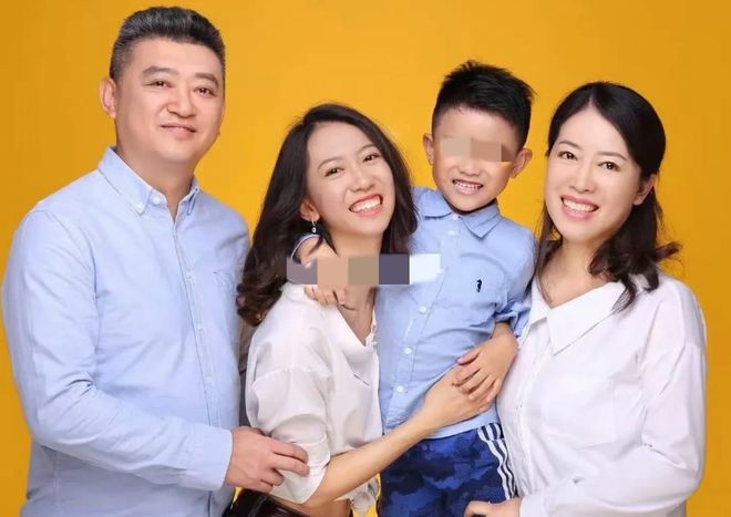 被扒出“4人全家福”网友：看着关系融洽j9九游会网站入口蒋雨融刚说父亲渣就(图4)